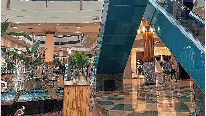 Insólito robo en un shopping de Rosario: intentó llevarse un aire acondicionado y terminó arrojándose al vacío