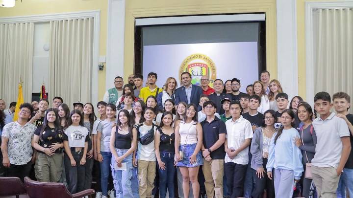 Estudiantes y docentes de Santander viajan a Canadá para capacitarse en un programa de bilingüismo