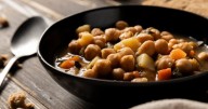 Guiso de garbanzos con pulpo en dos texturas: la receta fácil y deliciosa que sorprenderá a todos