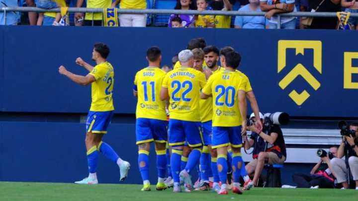 El Cádiz tumba a un Mirandés con diez jugadores