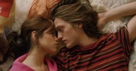 Cuál es la polémica comedia romántica que produjo y protagoniza Jenna Ortega junto a un examigo y compañero en "Miércoles"