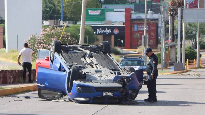 Pierde el control de su vehículo y vuelca en el Periférico de la Juventud