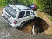 Socavón en Utuado atrapa guagua con familia adentro – NotiCel 