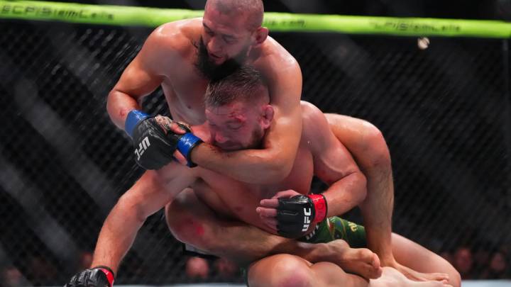 Khamzat Chimaev doblega a Du Plessis y se corona nuevo campeón del peso medio de la UFC