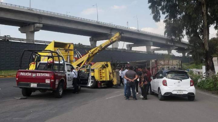 Vuelca trailer sobre la autopista México-Puebla y provoca afectaciones a la circulación