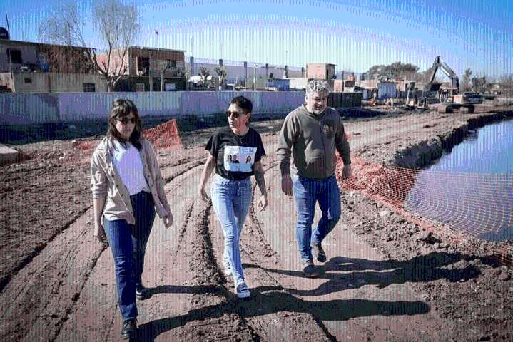 Mayra y Ceci Soler supervisaron las obras en el arroyo San Francisco