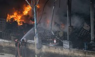 Bombera se desmaya en incendio de planta de reciclaje en Gurabo