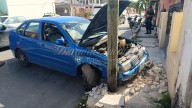 Mujer pierde el control de su auto causando daños a camioneta y poste en la colonia Mulsay, Mérida