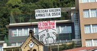 Un colegio público de San Sebastián cuelga pancartas y lonas proetarras