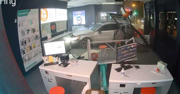 19-year-old arrested after police chase ends with crash into Milwaukee cellphone store