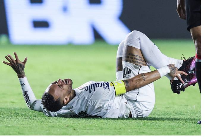 Futbolista brasileño Neymar sufre nueva lesión muscular