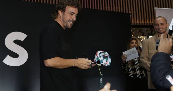 Alonso celebra el regreso de Sergio “Checo” Pérez a la F1