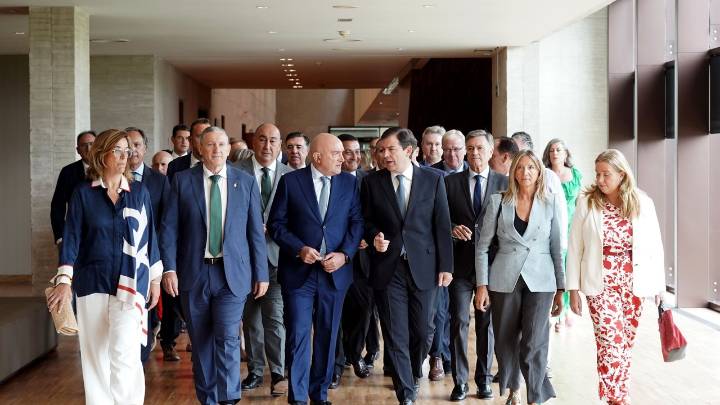 Mañueco vuelve a acusar a Vox de ponerse del lado del PSOE para atacar su gestión sobre los incendios
