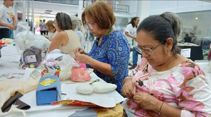 «Nudos que Susurran Historias» puso a abuelos de Valencia a tejer en el MUVA