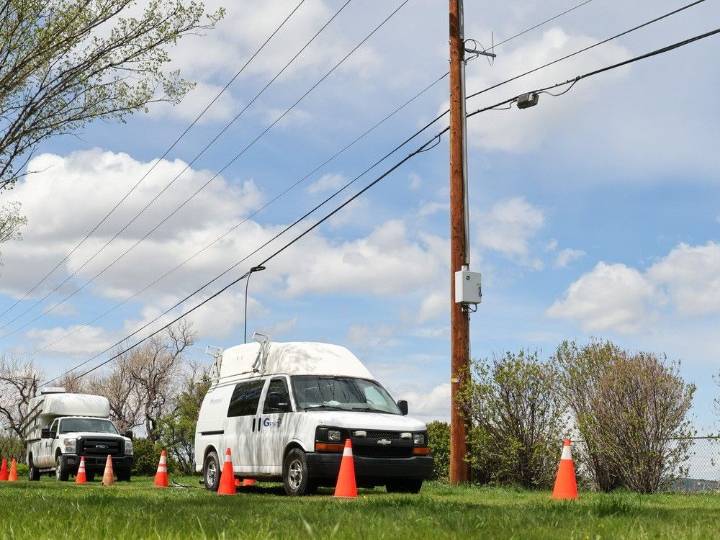 Ottawa sides with CRTC to boost competitor access to fibre networks