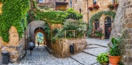 El encantador pueblito de Italia que puede desaparecer: solo se llega a pie por un puente y cada vez recibe más visitantes
