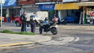 “Cruzó y no respetó el paso”: Adulto mayor es atropellado por un policía en moto en León