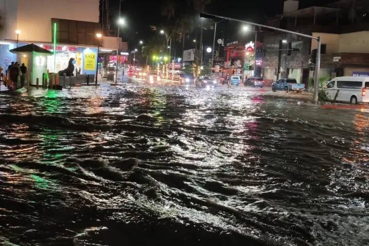 Colapsa drenaje en Cabo San Lucas tras lluvias: comercios cerrados y riesgo sanitario