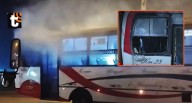 ¡Conductor y pasajero se salvan de milagro! Extorsionadores detonan explosivo dentro de bus de empresa Huandoy Se trata del segundo ataque contra la empresa Huandoy en menos de un mes. Trabajadores y 