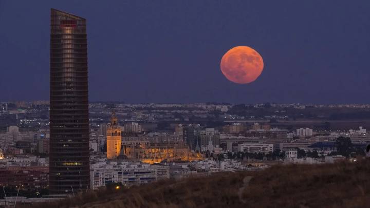 Superluna de Esturión 2025: cómo ver la peculiar luna llena de agosto