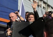 Lanzan piedras y botellas contra Milei durante un acto electoral en Buenos Aires