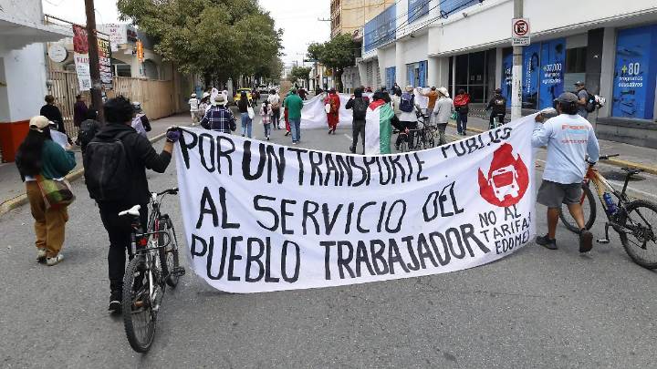Marchan contra aumento a la tarifa del transporte en Edomex