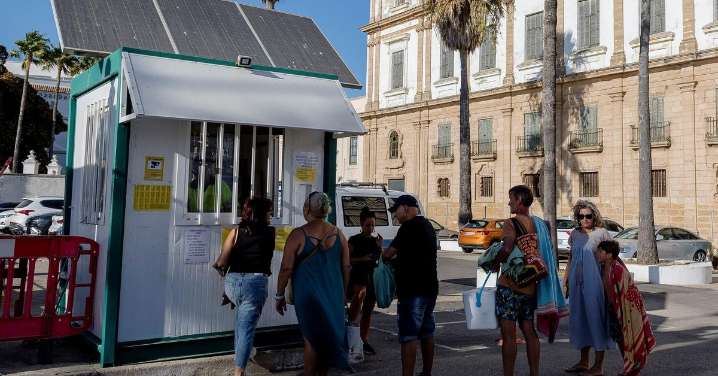 La empresa que gestiona el parking de Valcárcel en Cádiz: "Lo llevamos mal, podemos irnos al paro"