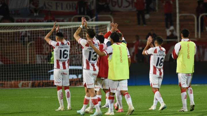 Unión luchó en los 90, pero en los penales se lució Armani y le dio la clasificación a River