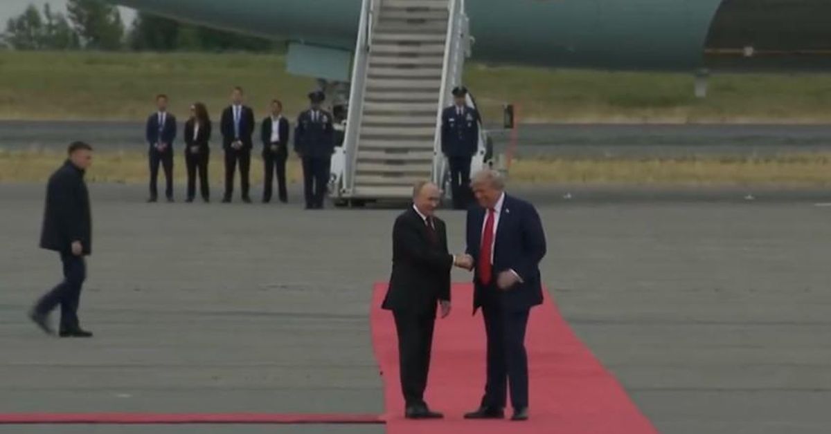 Trump y Putin aterrizan y se saludan antes de una cita clave para el futuro de Ucrania