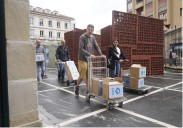 ELA y LAB presentan 138.000 firmas al Parlamento para que Euskadi pueda fijar su salario mínimo