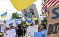Protestas, esperanza, escepticismo (y una gigantesca bandera de Ucrania) aguardan en Anchorage a Putin y Trump