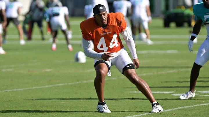 Dolphins LB Chop Robinson (rib) returns to practice