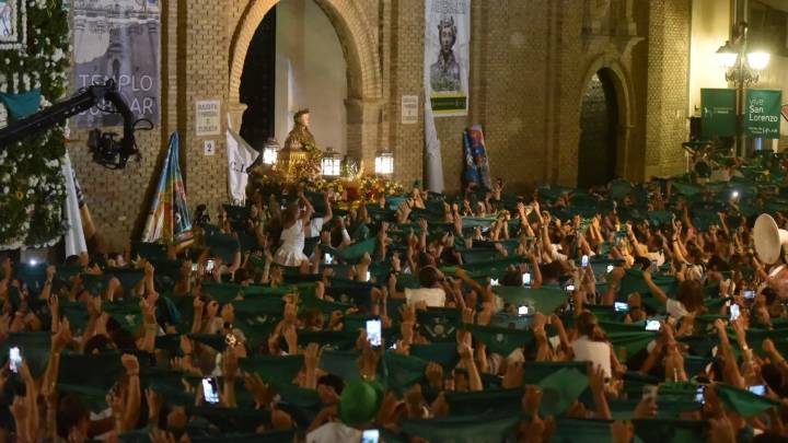 Los corazones peñistas lloran al unísono en la despedida al santo