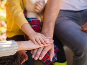 Familias con hijos en Estados Unidos recibirán $5,000 dólares en sus cuentas bancarias: conoce el requisito
