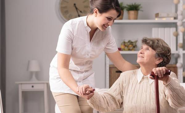 Cuánto ganan una niñera y cuidadores de adultos