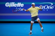 Tennis-Swiatek, Zverev advance in rain