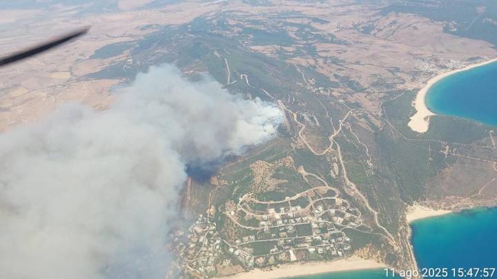 Un nuevo incendio forestal en Tarifa amenaza las playas de Zahara de los Atunes