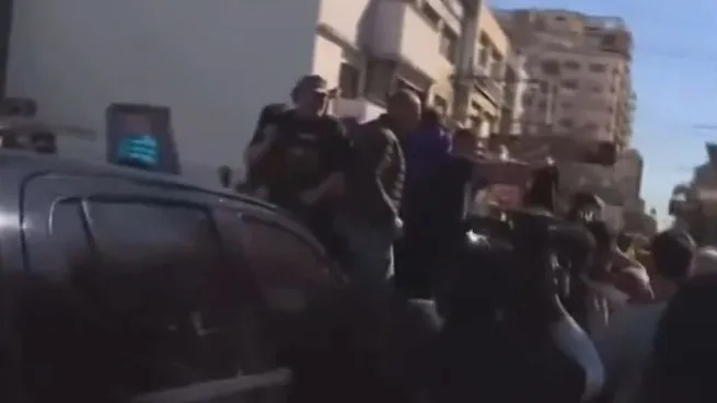 VIDEOS Incidentes y tensión en la caravana de Javier Milei por Lomas de Zamora: evacuaron de urgencia a la comitiva