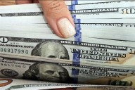 El dólar oficial volvió a bajar y cerró en $1330 para la venta