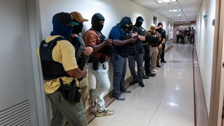 "Patriotas", adolescentes y también agentes de migración: Noem cambia los requisitos para unirse a ICE
