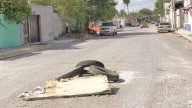 Con llantas y madera alertan de tapas en las alcantarillas
