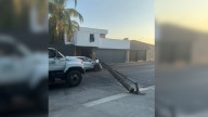 Cae poste de luz y provoca daños a casa y vehículo en San Pedro