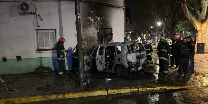 Persecución, choque e incendio en Villa Soldati: tres menores de edad robaron un auto y chocaron contra una vivienda