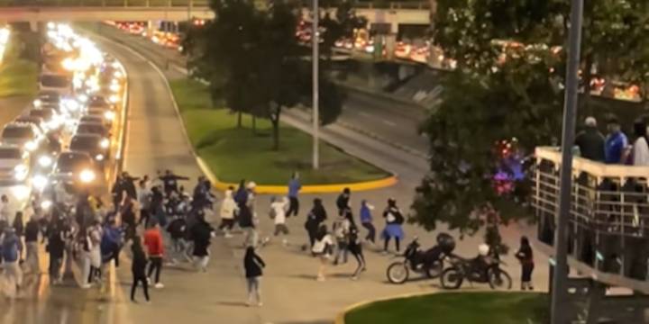 Este fue el momento exacto en el que bus de Millonarios fue atacado por sus propios hinchas