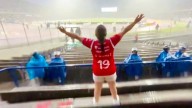 (Video)Destaca joven aficionada de Necaxa en medio de la lluvia en CU