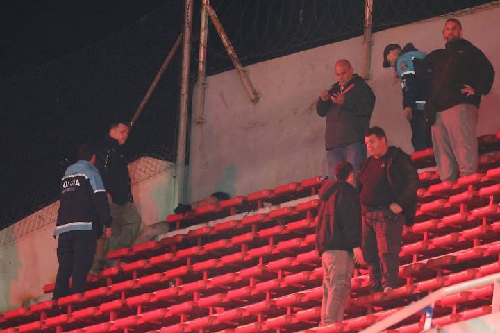 La U actualiza el estado de hinchas heridos tras graves incidentes ante Independiente: uno está en riesgo vital