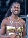 Lil Nas X es acusado de agresión a policías tras ser arrestado desnudo en Los Ángeles