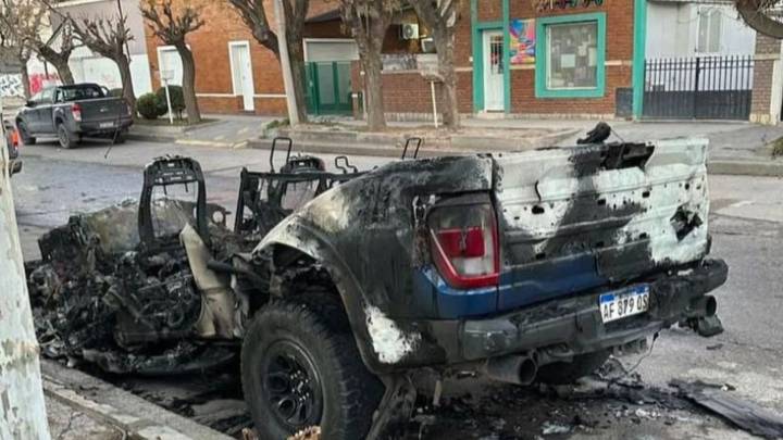 Prendieron fuego una camioneta a nombre de Marcos Rojo que cuesta $100 millones