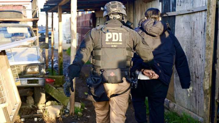 Allanamientos masivos en Valdivia dejan 6 detenidos por narcotráfico, entre ellos 2 jóvenes