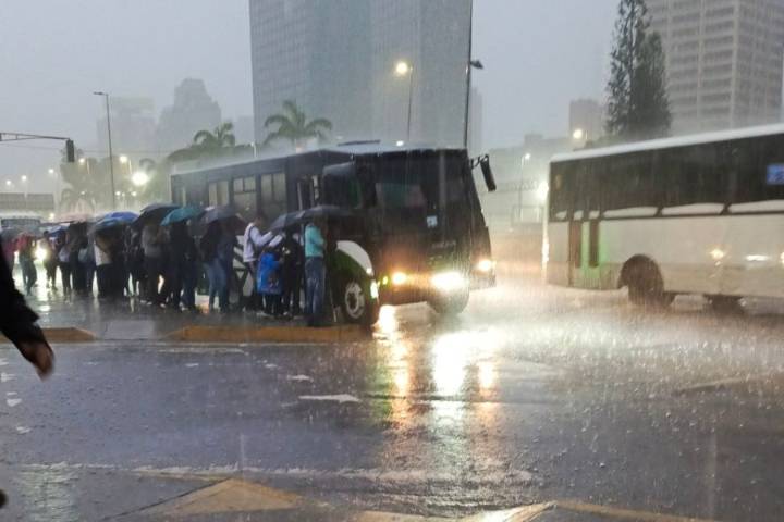 Una persona fallecida y tres casas afectadas tras lluvias en Caracas este domingo